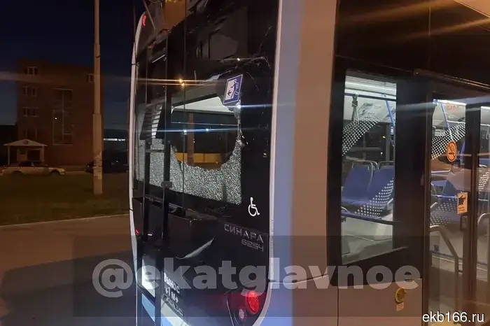 В Екатеринбурге подростки повредили новый троллейбус.