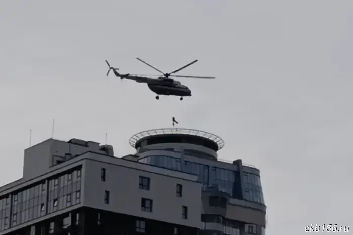 В Екатеринбурге на крышу жилого здания высадили людей с вертолета.