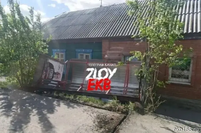 A squall wind in Yekaterinburg is toppling trees, bus stops, and toilets (PHOTO)
