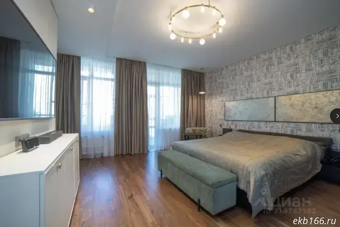 В Екатеринбурге владелец черной иномарки напал на подростка, его маму и бабушку. Инцидент произошел на улице Бебеля, 156, после того как парень прикоснулся пальцем к багажнику машины. 

На видео с домофона видно, как подросток подходит к автомобилю и протягивает к нему руку. Хозяин выходит из машины и интересуется, зачем он трогает машину. В защиту подростка вступает его бабушка, а сам парень уходит в салон автомобиля. Она начинает утверждать, что к автомобилю не прикасались. 

Тем не менее, вскоре владелец иномарки возвращается и указывает на отпечаток пальца на кузове. Он вытаскивает подростка из машины, между ними начинаются взаимные оскорбления, которые перерастают в драку. 

Владелец иномарки, к которой прикоснулись, отталкивает бабушку. Подросток распыляет ему в лицо перцовый баллончик, после чего тот набрасывается на него, сбивает на землю, пинает и наносит удары кулаками, сообщает E1.RU. 

В пресс-группе УМВД Екатеринбурга заявили, что проводится проверка по данному инциденту. Ранее на Вторчермете подростка ошибочно приняли за зацепера и сломали ему челюсть.