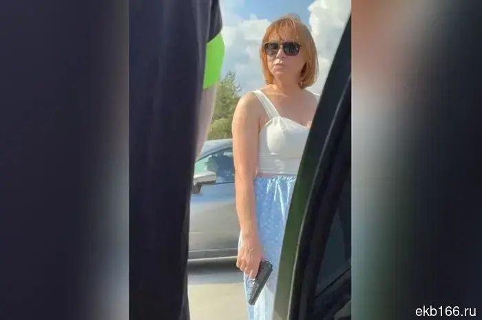 A woman from Sverdlovsk with a pistol was spotted at a gas station in Sredneuralsk.