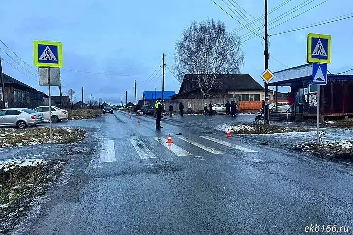 In a settlement in Sverdlovsk Oblast, a Ford driver took his eyes off the road and fatally struck a 14-year-old schoolgirl on a zebra crossing.