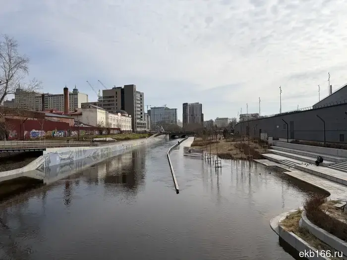 Новая набережная в центре Екатеринбурга снова оказывается затопленной.