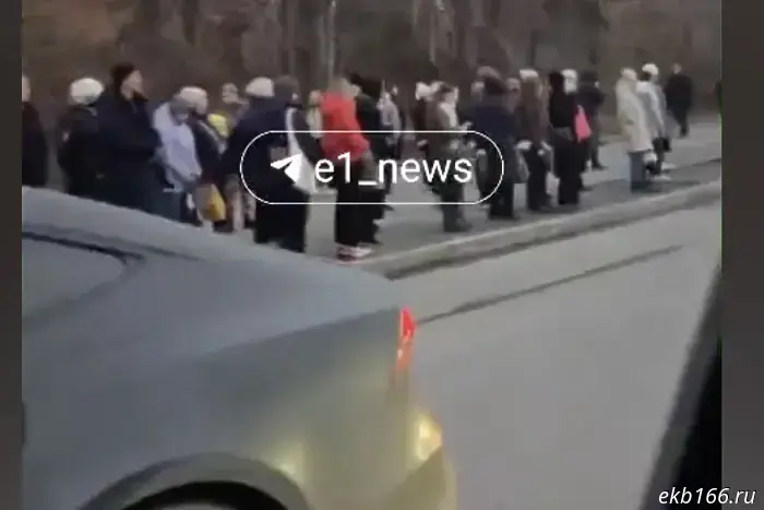 В Екатеринбурге произошел транспортный кризис в результате запрещения движения трамваев.