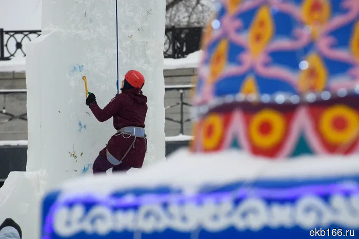 «Они снова лезут!» В Екатеринбурге проходит последний штурм ледяного городка (ФОТО)