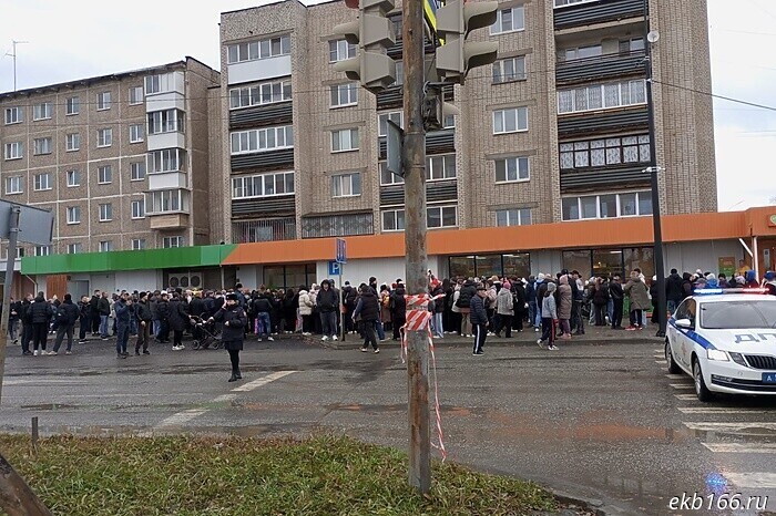 С утра жители Ревды собираются на месте трагической гибели маленьких сестер (ФОТО)