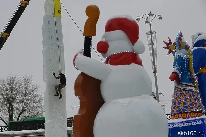 «Они снова лезут!» В Екатеринбурге проходит последний штурм ледяного городка (ФОТО)