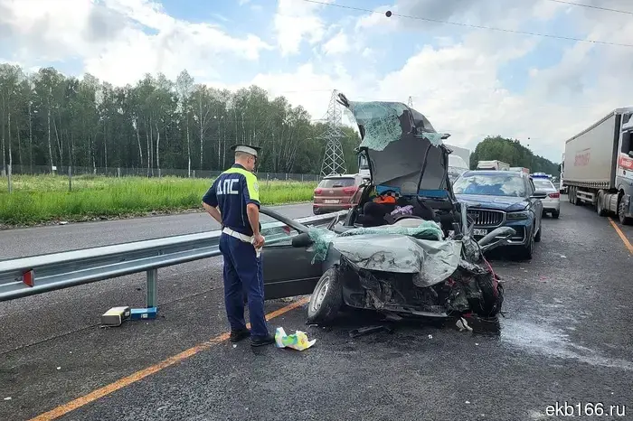 Семья оказалась в horrific дорожном происшествии на трассе в Свердловской области.