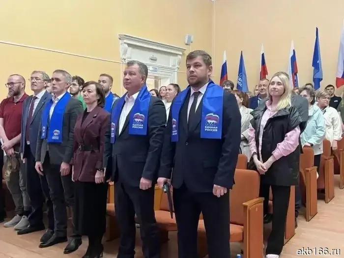 Паслер вручил награду уволенному из-за утраты доверия бывшему мэру Серова.