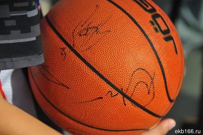 The young basketball player couldn't hold back tears at the opening of the court in Yekaterinburg.