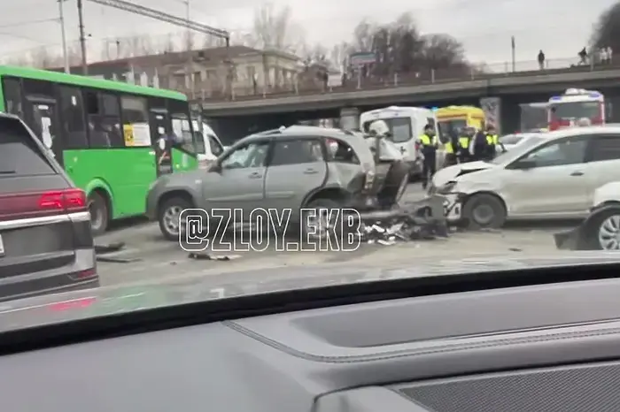 В центре Екатеринбурга произошло крупное ДТП, которое остановило движение.