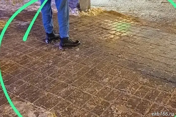 Жители Екатеринбурга продолжают получать переломы ног из-за скользких дорог.