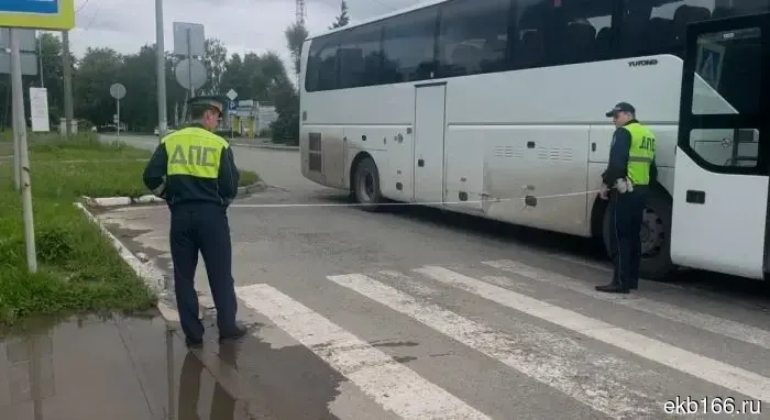 An elderly woman was hit by a scheduled bus "Yekaterinburg - Polevskoy" due to the driver's fault.