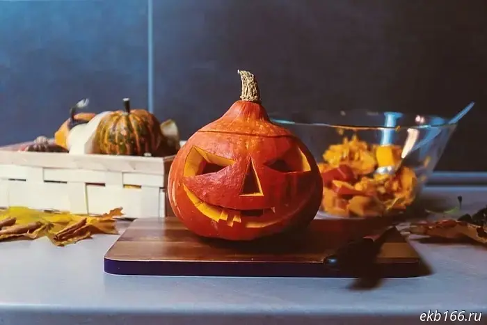 In the Khimmash area, the obstetric inpatient unit at 3 Dagestanskaya is slated to be closed for repairs. However, it may not reopen.

The building itself is in a state of disrepair. The regional Ministry of Health’s press service confirmed that it is unsafe to be there. Patients will be sent to other maternity hospitals until the end of the year, reports portal 66.Ru.

Staff at the center fear it will be closed for good. The fact is that since 2016 the number of women giving birth in the region has almost halved, so the region does not need that many maternity hospitals. According to the employees themselves, nurses and doctors will be transferred to the inpatient facility in Vtuzgorodok, while orderlies, storekeepers and cleaners will simply be laid off. The Ministry of Health, however, says that everyone will continue to work.

Earlier we reported that near Yekaterinburg doctors had their salaries cut by 40%.