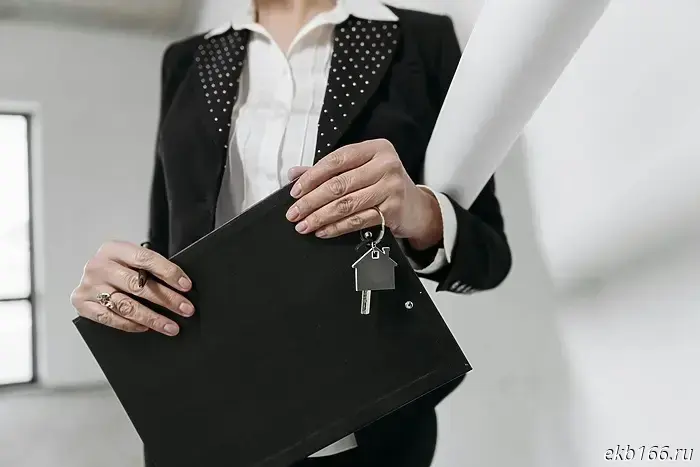 In Sverdlovsk Oblast, a realtor sold a client's apartment and took the money for herself.