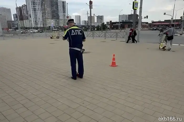 В Екатеринбурге подросток на самокате из кикшеринга наехал на ребёнка.