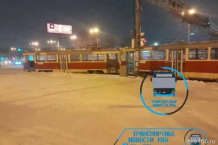 В первый рабочий день в Екатеринбурге трамвай сошел с рельсов.