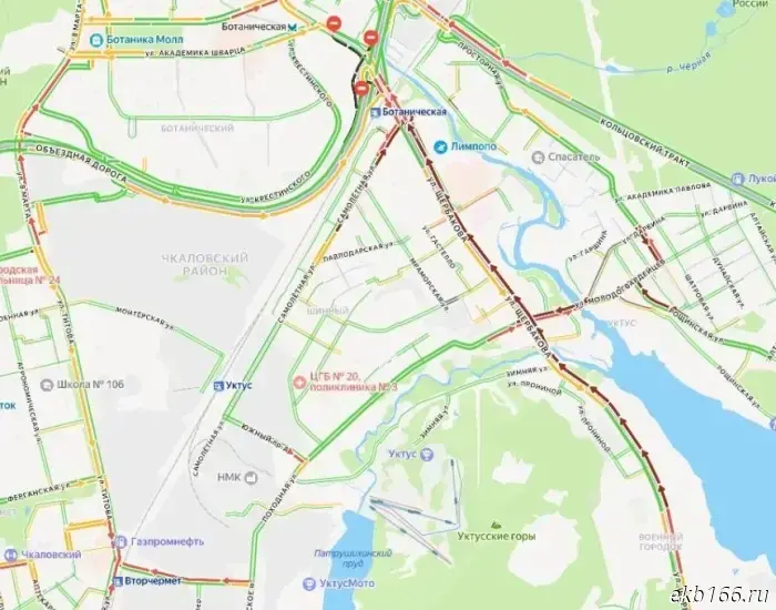 In Uktus, the main street was brought to a standstill by a three-kilometre traffic jam.