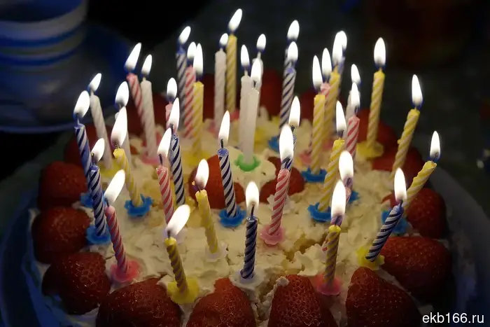 In Yekaterinburg, the birthday person caught fire while blowing out the candles on the festive cake (VIDEO)