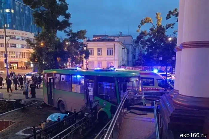 "Literally a meter and we..." A witness described the fatal bus accident in Yekaterinburg.