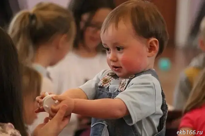 In Yekaterinburg, a caregiver from an elite kindergarten fell on a 2-year-old boy.