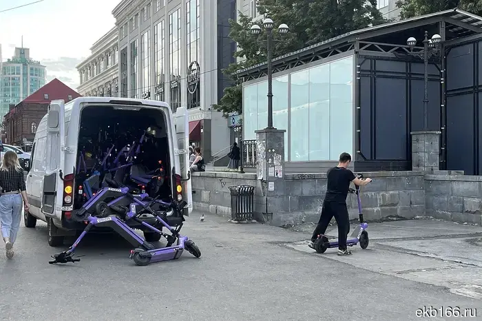 В Екатеринбурге высказали предложение удалить самокаты из центра города.
