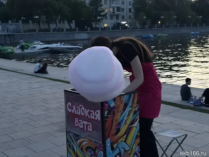 Центр Екатеринбурга снова наполнился «развлечениями» на любой вкус.