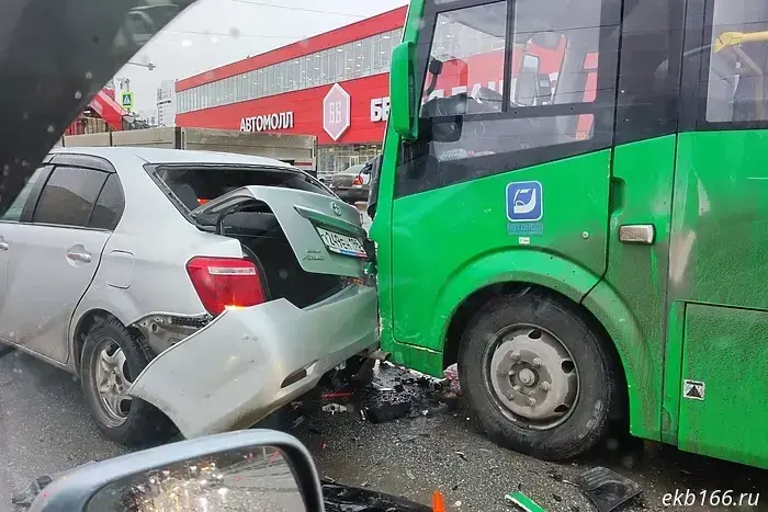 «Паровозик». В результате ДТП на Уралмаше пострадали три машины.