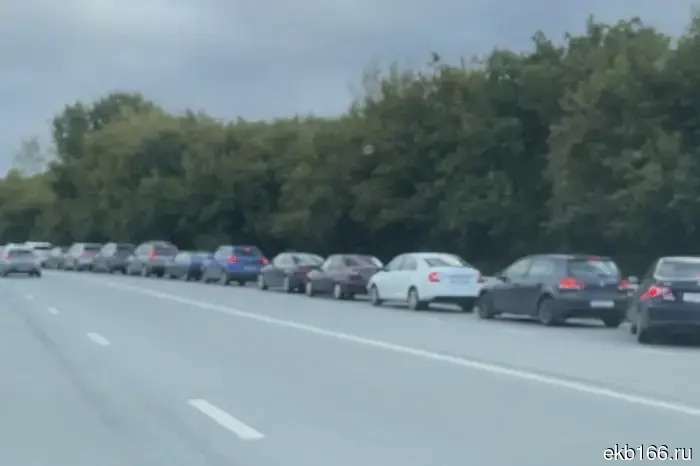 At 8 a.m. in Yekaterinburg, there was a "sausage" of cars at almost every gas station.