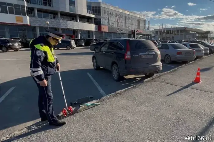 Житель Екатеринбурга на электросамокате сбил восьмилетнего ребёнка и скрылся с места происшествия.