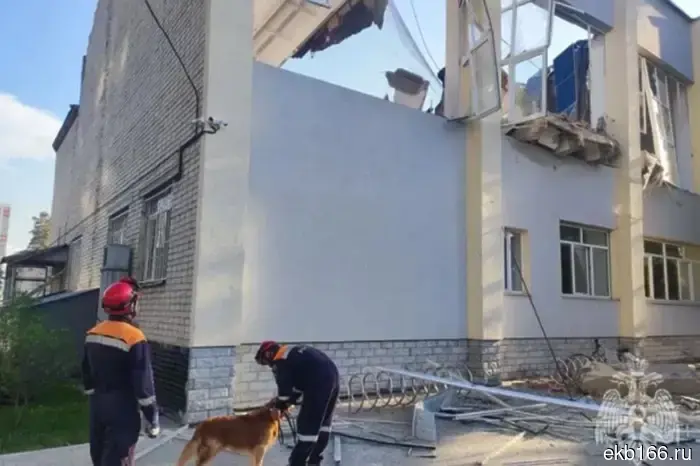 В колледже Екатеринбурга произошло обрушение крыши.