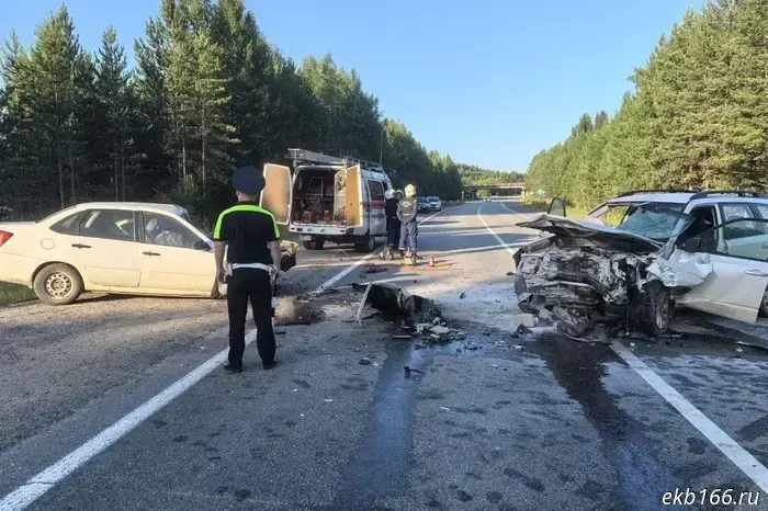 The driver and his two female passengers died in a crash on Serovskoye Trakt.