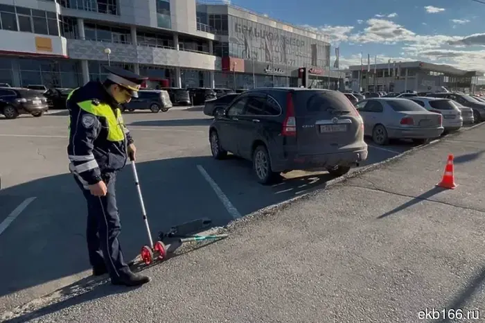 Житель Екатеринбурга на электросамокате сбил восьмилетнего ребёнка и скрылся с места происшествия.