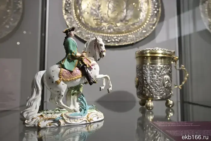 К вещам Екатерины доставил Михаил Пиотровский, директор Государственного Эрмитажа, который прибыл в Екатеринбург.