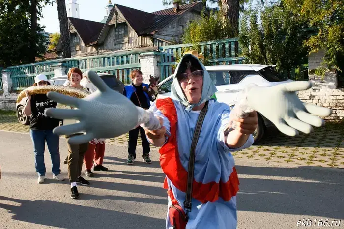 В Свердловском городе состоялось неожиданное шествие, в котором участвовали сотни людей.