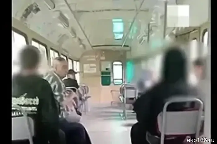 В Екатеринбурге подростки повредили новый троллейбус.