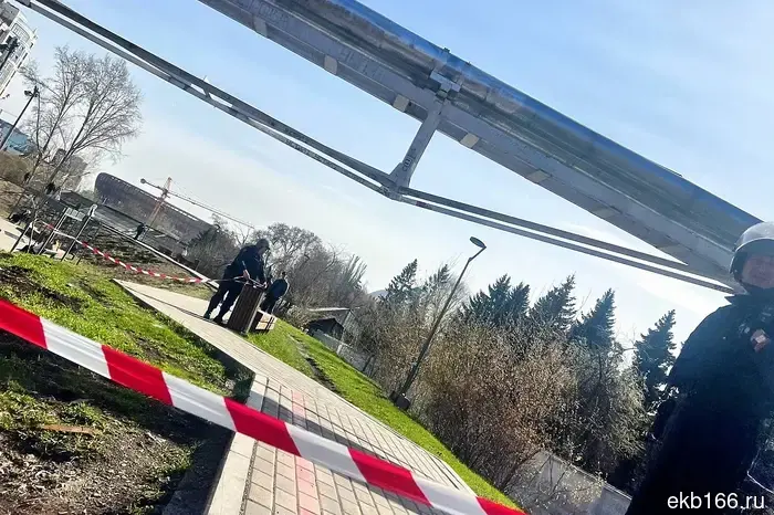 В Екатеринбурге сотрудники полиции заблокировали территорию на набережной Исети.