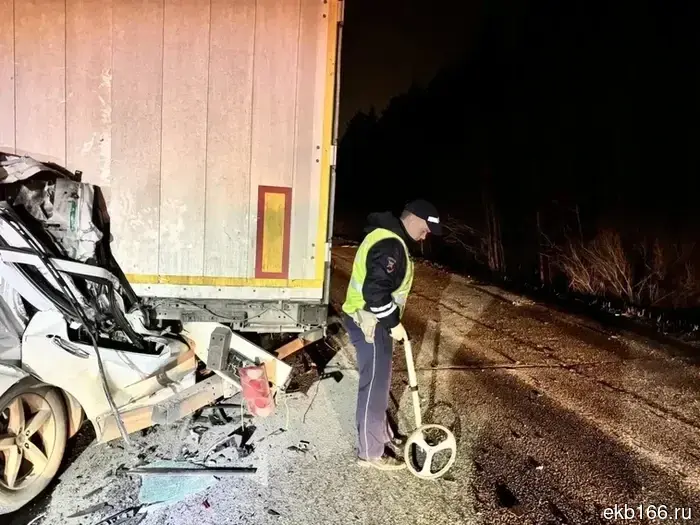 "Ford Explorer" with two men "impressed" into the semi-trailer of a truck on the Siberian Tract Bypass. PHOTO