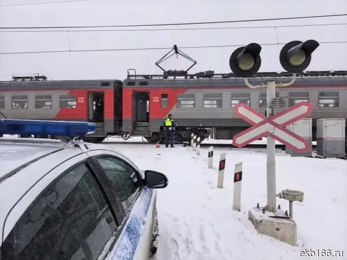 Chery Tiggo с двумя пассажирами столкнулся с поездом на железнодорожном переезде в Свердловской области.
