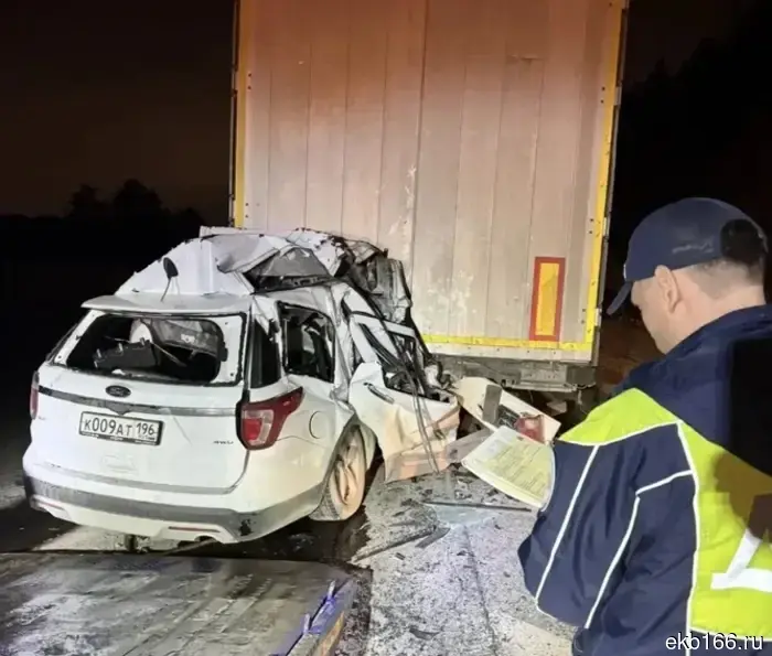 "Ford Explorer" with two men "crashed" into the semi-trailer of a truck on the Dubler of the Siberian Highway. PHOTO
