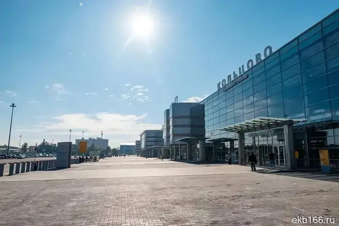 В Свердловской области врачи посещают пациентов на лодке и в ковше трактора.