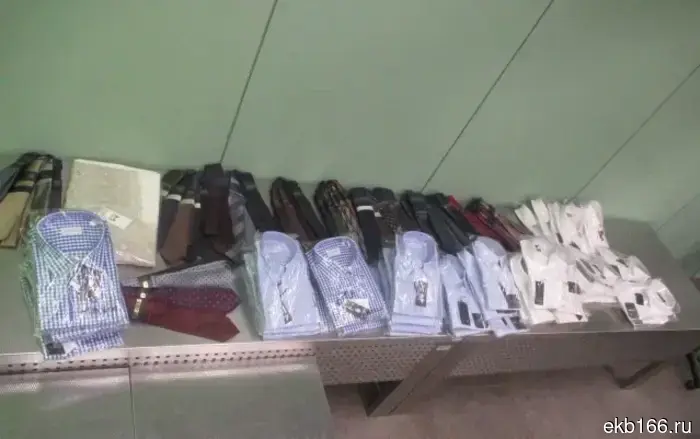 В Кольцово задержали партию рубашек и галстуков, которые не были задекларированы пассажиром из Турции.