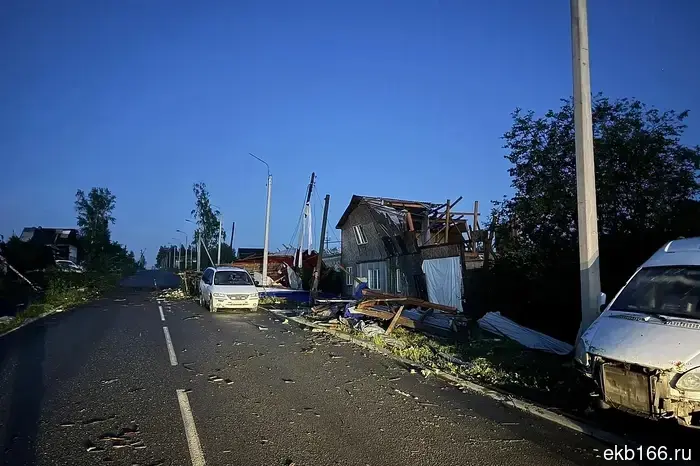Пострадавшие от торнадо жители Свердловской области получат по 15 тысяч рублей.