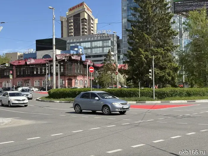 В центре Екатеринбурга асфальт покрасили в ярко-красный оттенок.