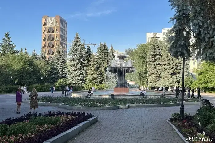 Жители Екатеринбурга поделились своим мнением о введении платного входа в Дендропарк.