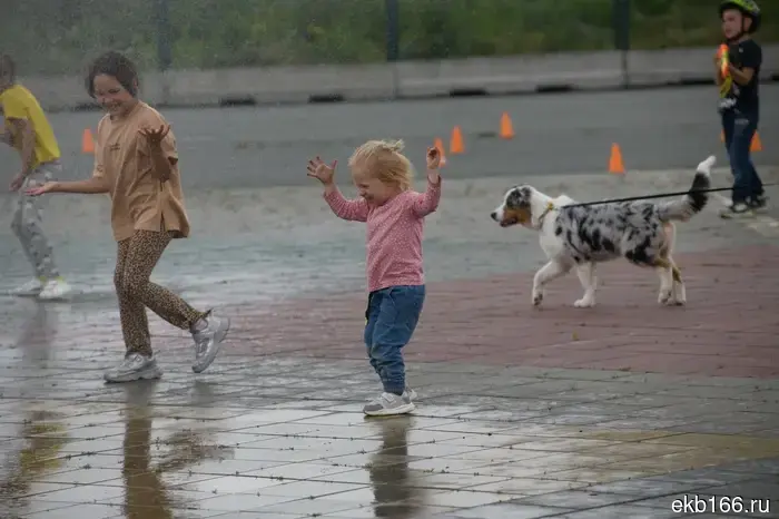 Firefighters suddenly set up a downpour on a hot day for the residents of Yekaterinburg.