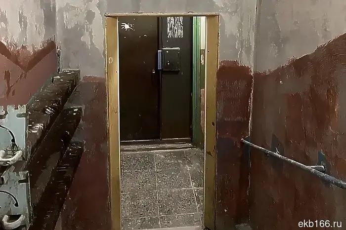 В Екатеринбурге мужчина совершил нападение на женщину в лифте.