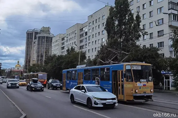 Ожидаем скорую помощь: в центре Екатеринбурга трамваи остановились.