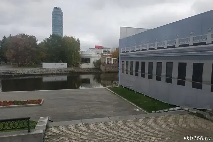 A solid fence was put up in the center of Yekaterinburg.