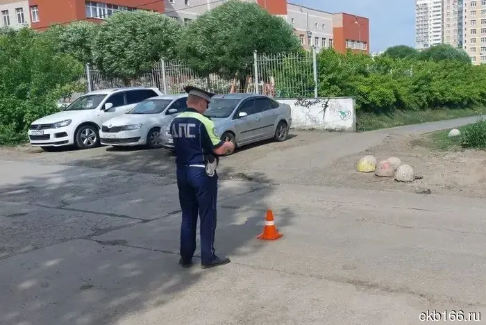 В Екатеринбурге юноша на электросамокате сбил шестилетнего мальчика.